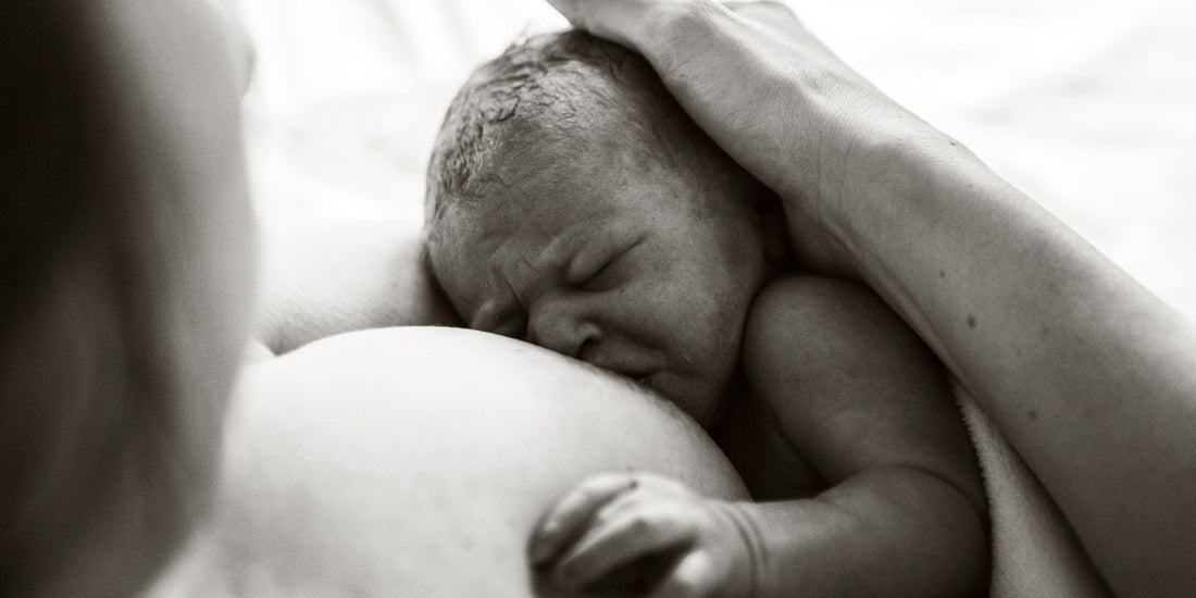Nouveau-né contre sa mère - photo modèle
