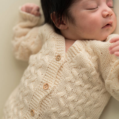 Babysæt med jakke og bukser i kabelstrik