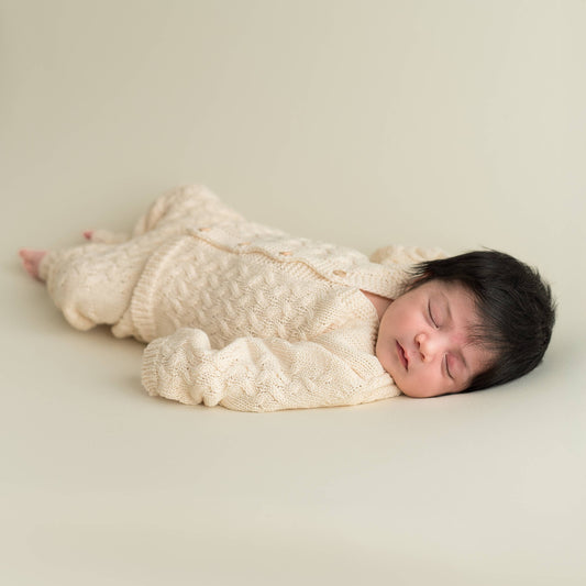 Babysæt med jakke og bukser i kabelstrik